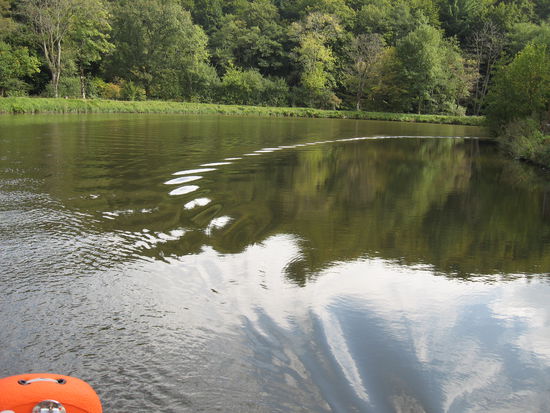 Der Kanal führt entlang der Höhenlinien