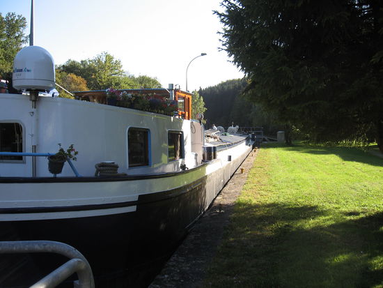 Zentimetergenau passt die Peniche in die Schleuse