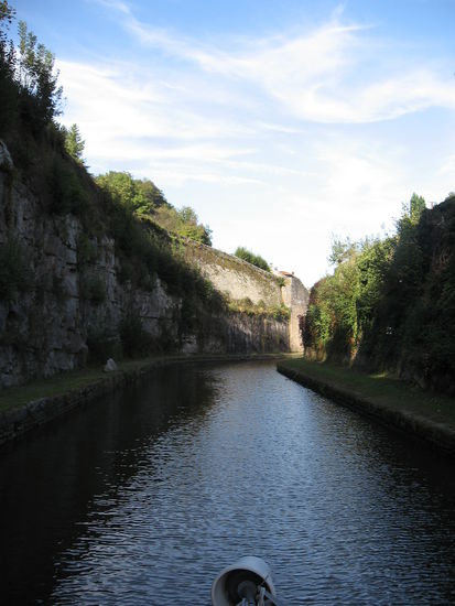 Der Kanal in einer Schlucht