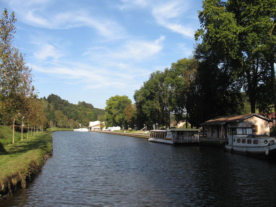 Hier werden Motorboote für die Kanalschipperei verchartert