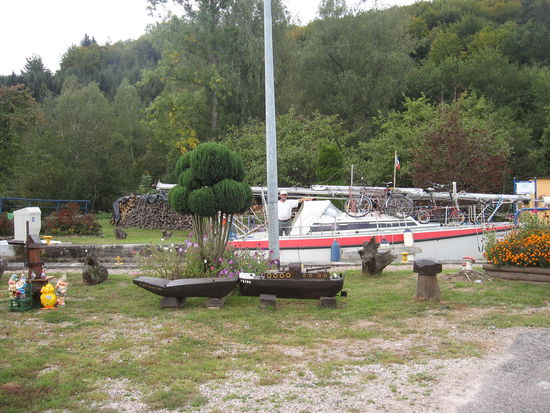 Jede Schleuse hat eine Nummer und einen Namen, hier hat der frühere Wärter noch Schnitzereien zum Schmuck hinterlassen.