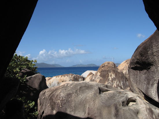 Riesige Findlinge, einfach so vom Himmel gefallen und am Strand liegengeblieben, so präsentieren sich heute die Baths auf der Insel Virgin Gorda. Sie sollen aus dem Aschenregen eines Vulkanausbruchs entstanden sein, aus denen die See und der Regen  die kleinkörnigen Teilchen weggespült und nur die groben Sachen liegen gelassen haben.