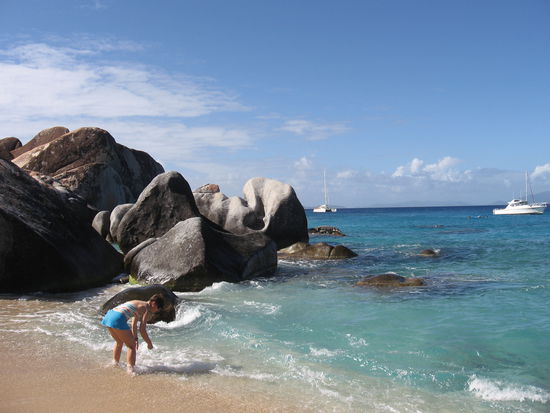 Man kann durch sie hindurchklettern und an offenen Stellen im kristallklaren Wasser baden