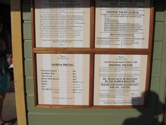 "Gehobene Preisklasse" bei den Marinadienstleistungen und Kleiderordnung für alle Besucher!
Die Klientel hier möchte gern unter sich sein. Immerhin: Ruhe und gepflegte Atmosphäre gibt es hier in gediegenem Ambiente.