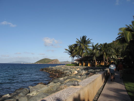 Die Strandpromenade vor dem Peter Island Resort