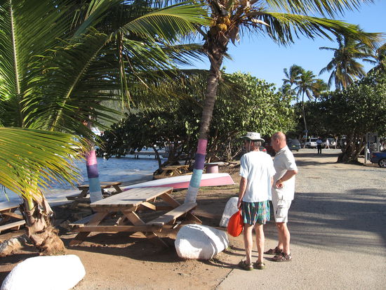 Jede Bank und jeder Tisch hier lädt zu einer Bar am Strand ein. Happy hour ist noch bis 18 Uhr, nicht zum halben Preis, aber mit doppelter Menge