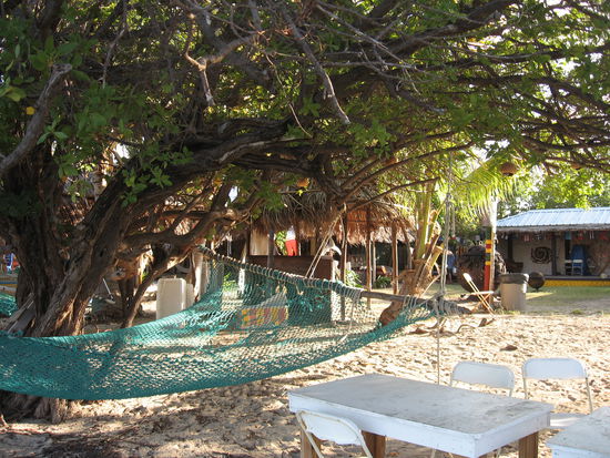 Man kann seine Drinks auch liegend in der Hängematte (rechts) einnehmen