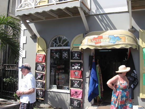 Die Virgins waren früher ein berüchtigtes Seeräuberversteck, diese Tradition setzt sich heute in milderer Form mit dem Verkauf von wilden Textilien made in China, Trinidad oder Haiti fort, die die Touris in Massen erstehen.