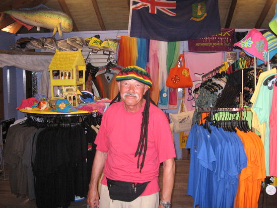 Souvenirverkäufer lassen sich die unmöglichsten Dinge einfallen. Man läßt uns beim Stöbern im Laden aber auch jeden Blödsinn machen. Leben und Leben lassen !