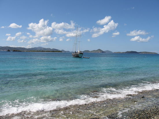 Kristallklares Wasser lädt überall zum Baden ein.