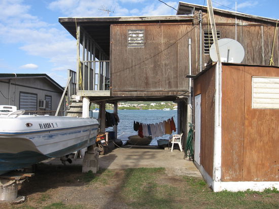 Die Häuser sind primitiv zusammengezimmert, aber die zugehörigen Motorboote scheinen Prestigeobjekte zu sein.