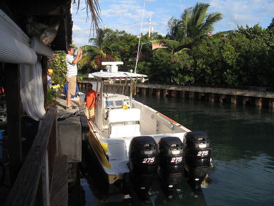 Mit 825 PS am Heck soll einen erst mal einer überholen !