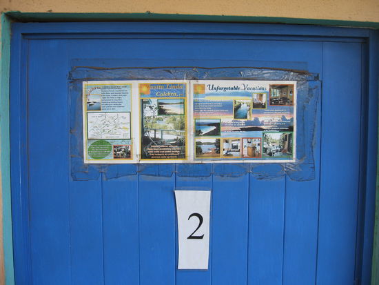 Hotelzimmertür, von der Straße aus direkt zugänglich!