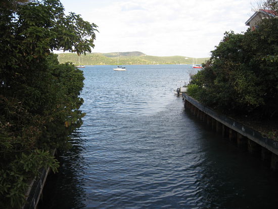 Ein Kanal trennt zwei Inselteile mitten im Ortszentrum. Eine uralte Hubbrücke verbindet die Teile wieder.