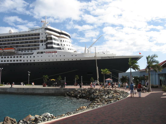 Sooo groß ist die Queen Mary 2, dass sie auf ein Bild gar nicht draufgeht!