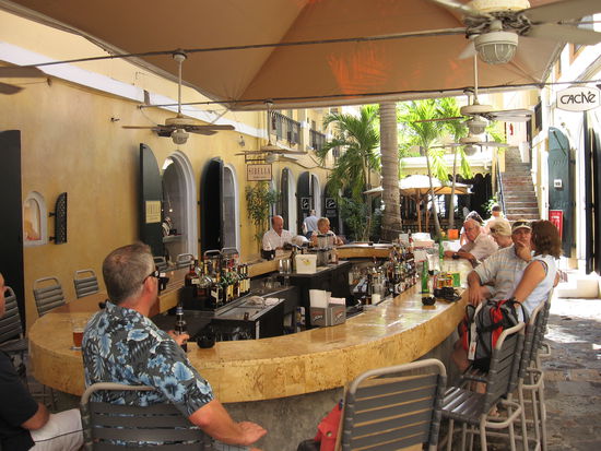 Bar in den Einkaufsstraßen von Charlotte Amalie auf St.Thomas