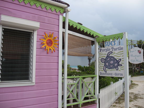 Bunt ist originell, dieser kleine Laden auf Anegada hatte ein wirklich geschmackvolles Sortiment