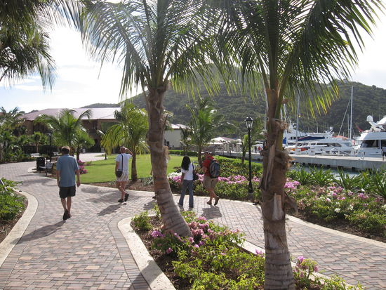 Die gepflegten Gartenanlagen sind zugänglich, können aber schnell hermetisch abgesperrt werden.