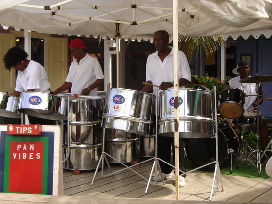 Matinee mit Steel Misik live, eine seltene Gelegenheit, denn die meisten Steelbands sind auf den Kreuzfahrtschiffen engagiert.