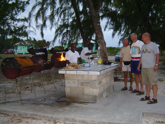 In Stanniol gewickelt, mit einer Spezialsoße bestrichen, kommen die Lobsters auf den Grill, das Geschäft blüht.