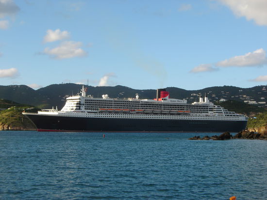 Aus weiterer Entfernung vom Ankerplatz aus geht's