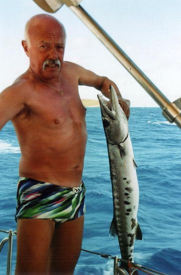 Der Fisch ist so schwer, dass Wolfgang ihn zum Fotografieren gerade mal eine Sekunde hochhalten kann. Dann wirft er ihn wieder ins Meer. Nicht aus Tierliebe, sondern weil der Verzehr von Barakudas gefährlich sein kann. Er kann toxische Gifte enthalten, die auch beim Braten oder Kochen nicht entweichen.