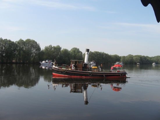 Start am nächsten Morgen: Die KUNA fährt voran, dann die Motorboote, die BARBAROSSA bildet des Schluß des Konvois.