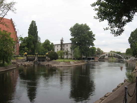 Die Wassermassen der Brda reichen aus, den Kanal schiffbar zu halten und früher eine Mühle zu betreiben.