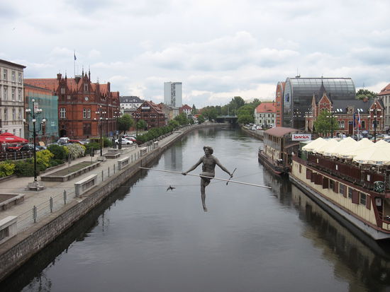 Mitten durch Bydgoszcz fließt die Brda, die unterhalb der Stadt aufgestaut ist und in der Stadt selbst kanalisiert. Sybolisiert das Seiltänzerdenkmal, wie riskant auch die Durchfahrt mit viel Tiefgang ist ?