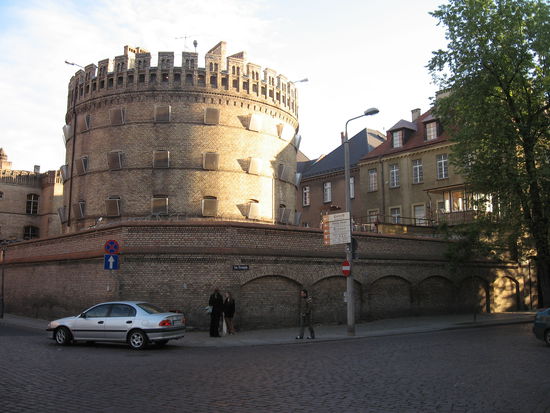 Genau gegenüber dem Haupteingang der Universität ist das Gefängnis!