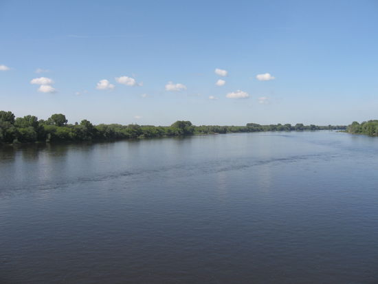 Nur von der Brücke aus kann man die Untiefen im Wasser erahnen. Für Talfahrer heißt es hier: rechts halten.