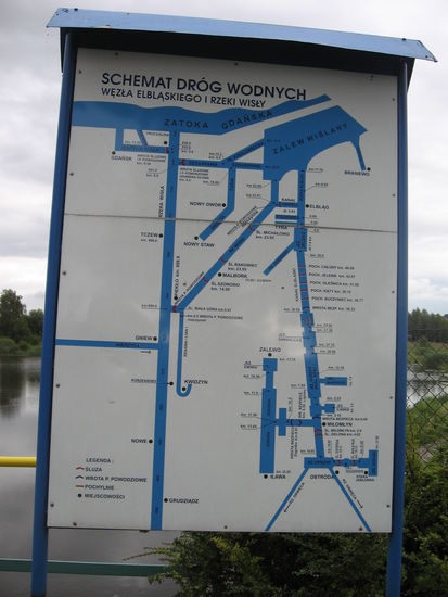 Die Wasserwege in Polen schematisch: Durchgehend von Süd nach Nord die Weichsel, in der Mitte links mündet bei Bydgoszcz die Wasserstraße zur Oder ein. Rechts oben das Frische Haff mit Wasserwegen von Osten, Südosten und Süden. Ob man das alles befahren kann ?