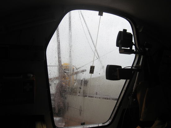 Fördert nicht gerade die Urlaubsstimmung: Der Blick von der Koje nach draußen