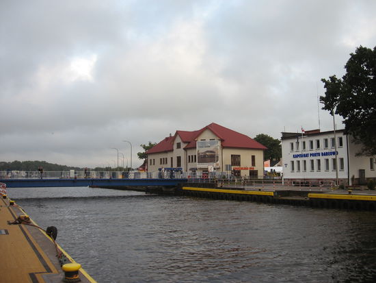 Rund um die Uhr alle volle Stunde wird die Brücke zum Binnenfleet in Darlowo geöffnet. Dahinter ist eine kleine Marina mit sehr sauberen Duschen.