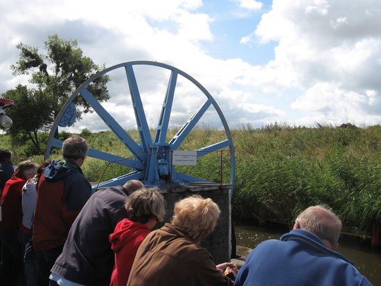 Die Räder sind große Umlenkrollen für das unter Wasser laufende Seil, mit dem gleichzeitig jeweils ein Schiff bergauf und ein anderes bergab gezogen werden kann.