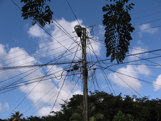 Stromverteilung karibisch. Nach jedem Hurrican wird neu improvisiert.