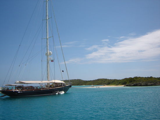 unsere Nachbarschaft am Ankerplatz hinter Green Island, die Mannschaft darf nur vorn ins Beiboot steigen