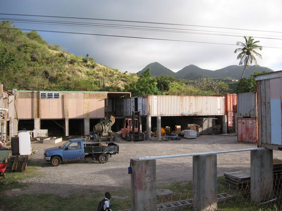 Gewerbegebiet aus ausgemusterten Containern