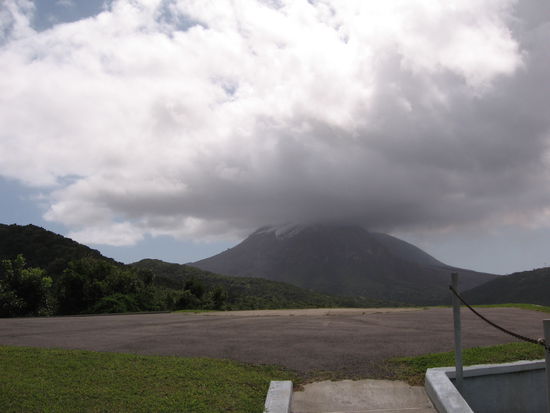 Regenwolke oder ausgestoßene Asche ?