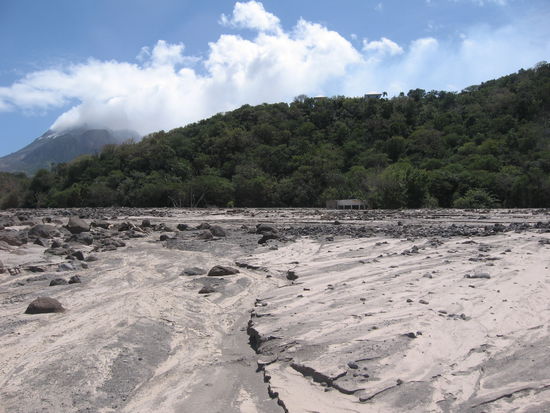 Matschmassen, die der Regen nach dem Ausbruch zu Tal schlemmte