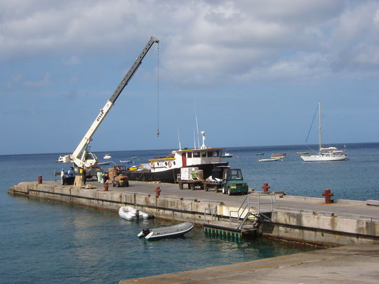 Die Hafenanlagen von Montserrat, zugleich Containerterminal, denn irgendwie müssen die Container ja hierherkommen.