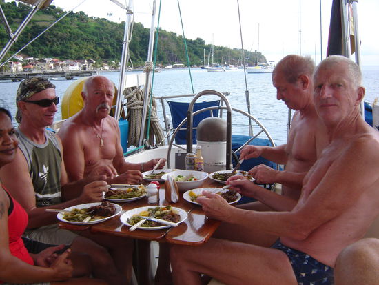 Noch läßt es sich von den Bordvorräten gut leben, AnnMarie machts möglich (und die Tiefkühltruhe, für die der Windgenerator die Energie liefert)