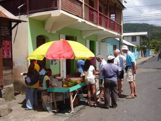 Gedränge am letzten Marktstand