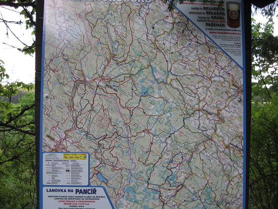 Die Fahrradkarte enthält auch alle Wanderwege, das macht sie etwas unübersichtlich, aber besser als gar nichts