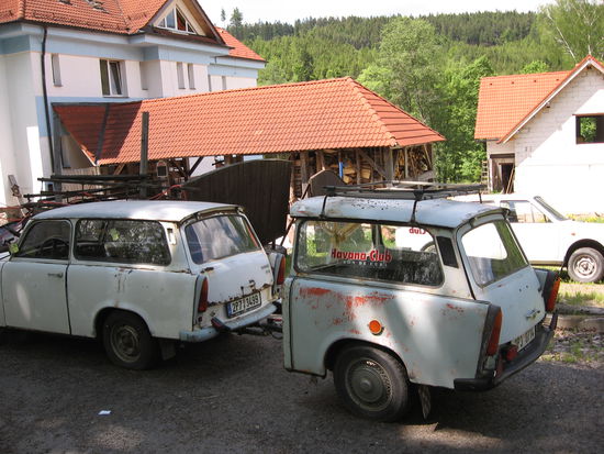 Ein Trabbi mit Trabbianhänger. Bei uns vielleicht ein gesuchtes Liebhaberstück. Hier dient es als täglicher Transporter