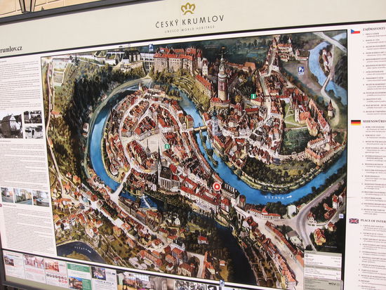 Moldau von allen Seiten: Krumlau ist nur über die schmale Landzunge von Osten her zu erreichen, alle andern Wege sind Kletterpartien zu Fuß.