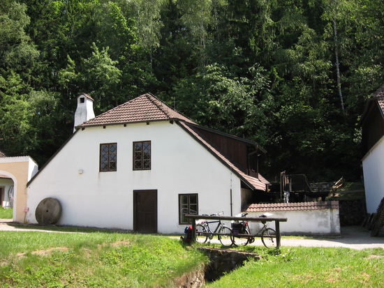 Keine Wassermühle, sondern ein altes Hammerwerk, das die Besitzer zu einem Industriemuseum umgewandelt haben.