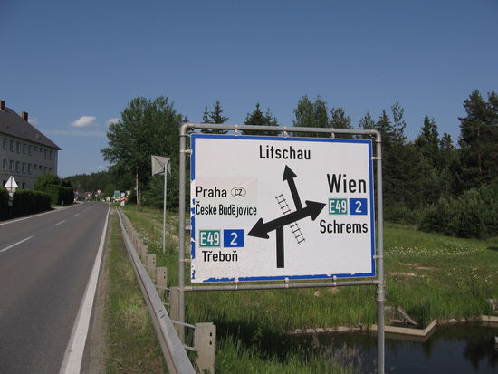 nach links zahlt man 80 Cent fürs Bier, nach rechts 2,40 Euro......