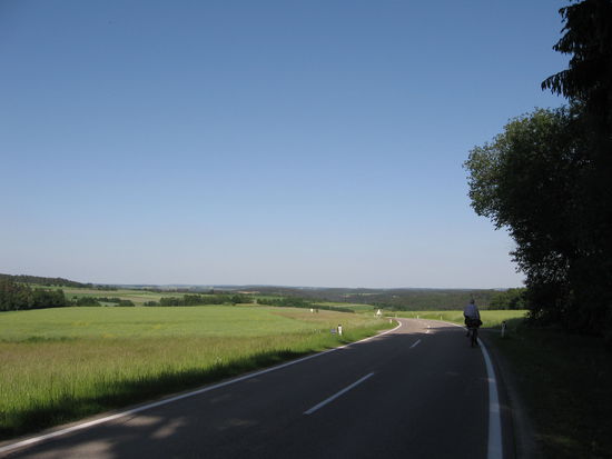 Ist man erst mal oben, fährt man fast durch ebenes Land. Bis zum nächsten Flußlauf, dann geht es steil runter