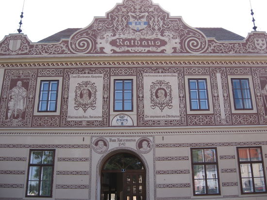 Zu Kaisers Zeiten lag Drosendorf zentral im Reich, dann kam der Eiserne Vorhang 3 km nördlich der Stadt, heute stirbt der Ort aus, weil jenseits der Grenze alles nur halb so teuer ist....
